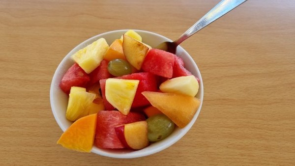 후퇴할 수는 없다. 별수없이 31km 장거리가 되었다. 다행히 오후에 바람이 불어서 걸을만하다. 8km구간의 도중에 만난 Bar에서 생과일을 그릇으로 팔고 있다. 값은 3유로. 제철과일에다 값도 싸다.