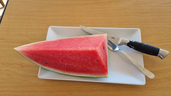 먹고도 해갈이 되지 않아서 잘라놓은 수박도 주문했다. 시원하다. 갈증이 완전히 회복되었다.