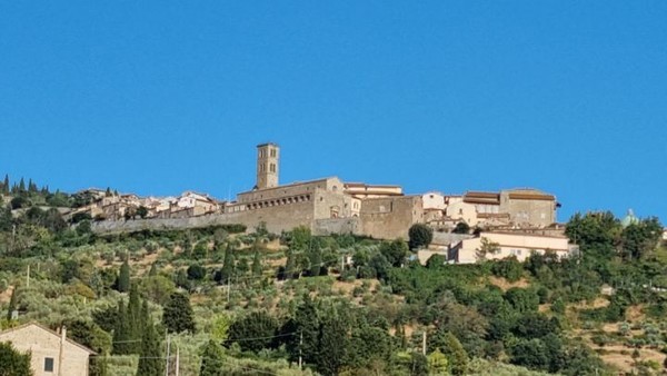 숙소마을이 있는 산위의 성채다.