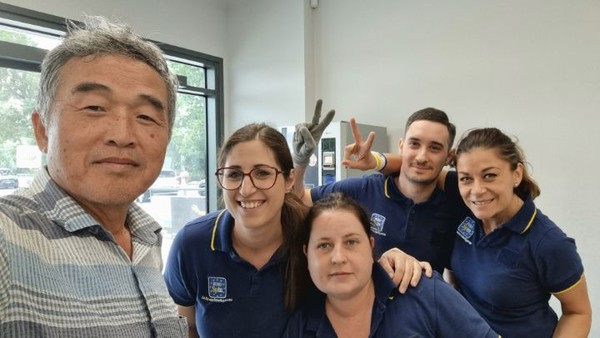 호수산책로가 일반도로와 만나는 곳에 Euro Spin 이라는 커다란 마트가 있다. 여기에서 먹을 것을 사서 카운터로 나오려는데, 직원 한 분(사진 가운데)이 나그네 행색을 보고 호기심으로 자세히 물어본다. 영어가 능한 직원동료까지 불러서 듣고 놀라더니, 모든 직원을 부른다.