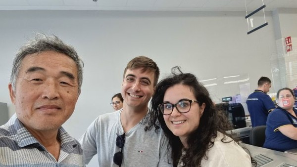 손님과도 셀피.