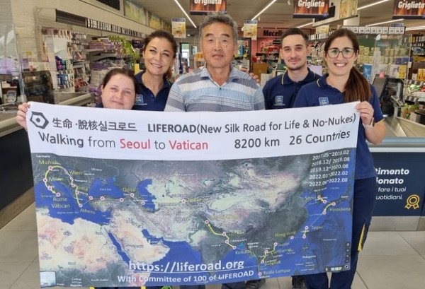 먹을 것을 잔뜩 갖다주는 직원들의 친절에 기념사진을 정식으로 찍기로 했다. 지나고 보니 이 사진 맨왼쪽의 분이 K-나그네의 행진을 SNS에 널리 퍼뜨렸다. 그 덕분에 필자의 행진이 로마의 언론사에까지 알려지게 된다.