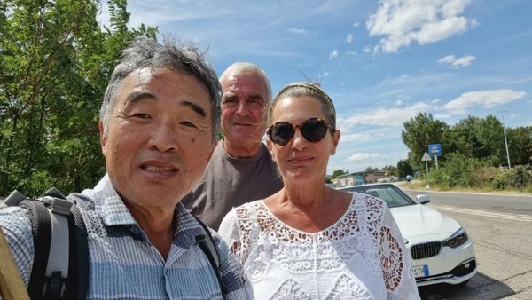 거기를 나와서 약1km 남은 숙소를 향해 걷기 시작할 무렵, 갑자기 멋진 BMW 오픈카가 정지를 하더니, 부인이 다가온다. 방금 그 매장에서, 5년전부터 걸어오셨다는 이야기를 들었다면서 자신의 자매에게 코리안 자녀가 있는데, 나의 사진을 찍어서 보내주고 싶다고 한다. 뭉클한 느낌이다.