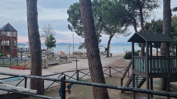 호수전망이 좋은 장소에 유원지가 잘 디자인 되어 있다.