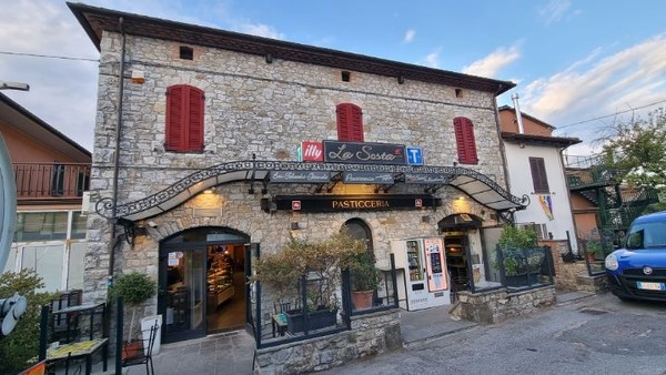 디자인이 멋진 식당에서 가진