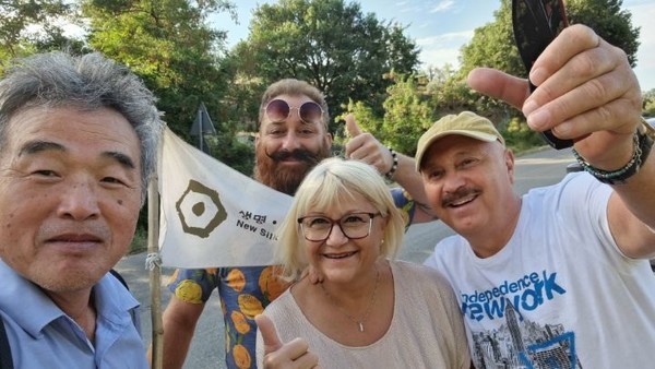 일부러 차를 세우고 기단린  가족이 K-나그네를 환대한다. 어제 Euro Spin 에서의 단체사진이 인터넷에 나돌고 있음을 나그네에게 보여주면서 격려해준다.