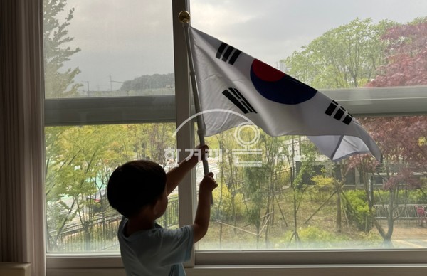   광복절 태극기(필자촬영)