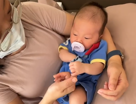 ▲ 7월 12일 손주를 안고 있는 손님 