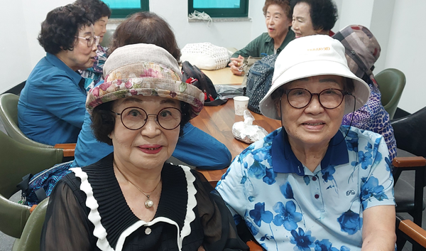 ▲ 지난 7월 성당 친구들과 모임에서. 지난 5월보다 많이 여윈 것 같다.  