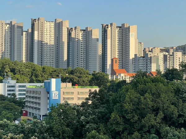 강남의 아파트 단지 아침 모습. 사진 필자