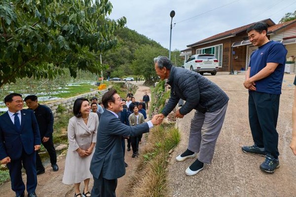 안동 고향을 찾아 주민들과 악수를 나누는 이재명 대통령 / 대통령실 제공