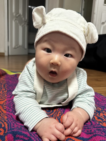 ​1세짜리 옷을 입고 