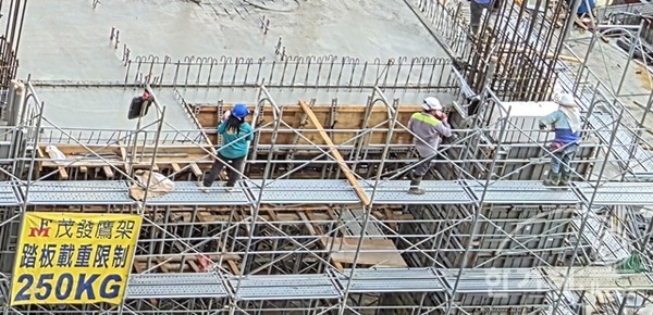 10월 중순을 넘어가는 지금도 34~5도, 체감온도는 40도를 넘어갑니다. 안전한 비계에서 음료를 마시는 여유로운 근로자들.