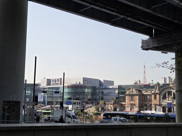 서울역을 바라보며 한 컷
