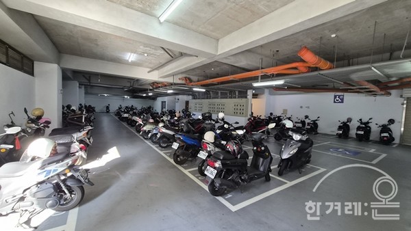 실내 엘리베이터 옆 로비에서 바로 연결되는 오토바이 주차장. 108가구가 사용하는 123개 오토바이 주차 공간. 지하 자동차 주차공간과 마찬가지로 오토바이 주차 공간도 지정되어 있다. 나는 자전거를 주차. 자동차 주차장은 지하 2층부터 4층까지 많은 공간 필요.
