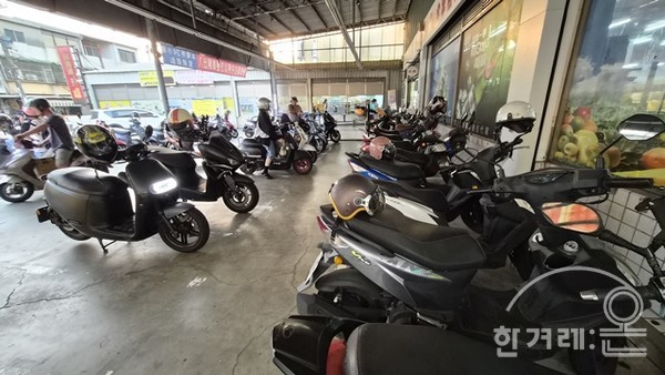 자주 이용하는 대형 마트. 오토바이 주차장은 비바람과 햇볕을 막는 시설 아래, 바로 출입구 옆에 있고 그 뒤로 자동차 주차장.