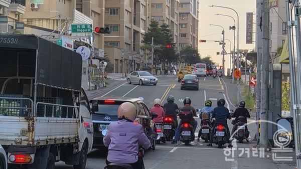 이른 아침 7시 경의 차도 모습입니다. 일반 차선과 우측 오토바이 차선이 구분되어 있습니다. 뒤에 오는 오토바이도 자동차를 추월해 앞쪽으로 이동 중입니다.