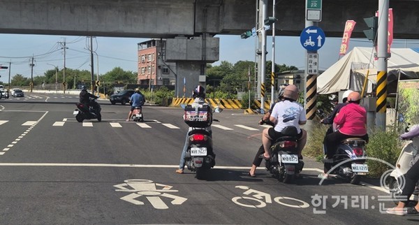 주말에 등산하러 도심 외곽으로 나갔습니다. 한적한 외곽 도로에서도 신호등 앞쪽에 이렇게 오토바이와 자전거 정차공간이 선명합니다. 자동차가 이 공간을 침범해서 정차하면 불법으로 범칙금 부과. 사거리 왼쪽 도로에서 들어온 좌회전 오토바이는 횡단보도 앞쪽 사각공간에서 신호 대기.