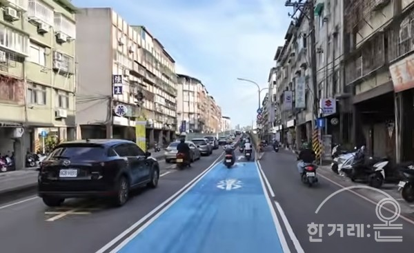 고가도로 진입구간에 파란 색으로 오토바이 전용 도로 표시가 보임.