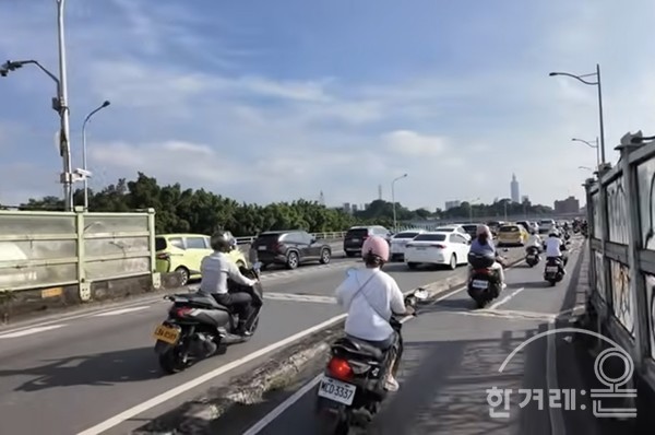 왼쪽은 자동차 전용도로. 우측은 오토바이 전용도로. 빨간색 번호판과 사진의 노란색 번호판은 자동차 전용도로에 진입 가능.