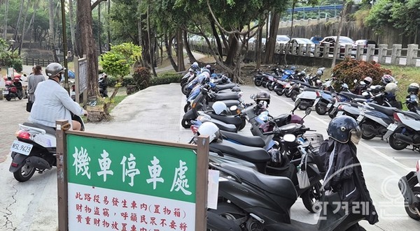 제가 평일 거의 매일 찾는 공원. 오토바이는 공원 안쪽에 주차 공간을 마련하여 편의를 제공. 자동차는 공원 밖에 주차를 하고 걸어들어와야 함. 오토바이에 대한 세심한 배려.