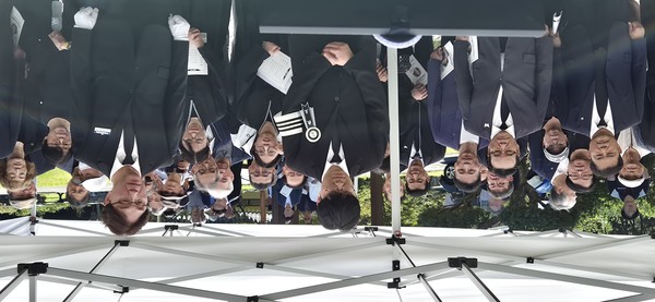 고 정해직 선생의 장례식에는 가족, 친지, 그리고 150여 명의 지인이 끝까지 함께하였다. 한가운데 아들, 정광모 씨가 묵념하고 있다. 2025. 10. 12. 김민곤