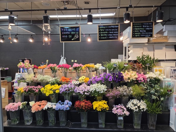홍대입구역 역내에 있는 꽃집 전경