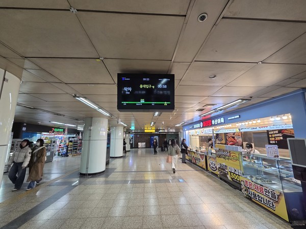 합정역 개찰구 앞의 모습