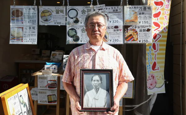 홍성민씨가 지난7월27일 오후 일본 오사카 코리아타운 이와무라 식품에서 할머니 김양능씨의 영정을 들고 사진을 찍고 있다. 이와무라 식품은 홍성민씨가 할머니 고 김양능씨에게 조리법을 전수 받아 전통 제주식 떡을 판매하는 가게다. 김영원 기자 forever@hani.co.kr