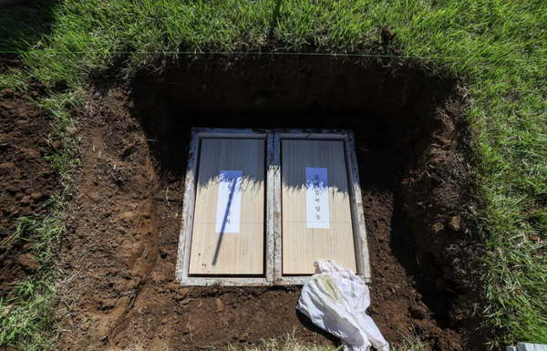 일본에서 영면한 뒤 오사카의 한 절에 있던 홍순하·김양능 부부의 유골함이 지난달 29일 오전 제주 조천읍 와흘리 남양 홍씨 가족묘지에 모셔져 있다. 제주/김영원 기자 forever@hani.co.kr