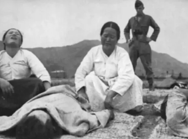 1948년 10·19여순사건 때 가족을 잃고 오열하는 민간인들을 진압작전을 지휘한 미국 임시군사고문단원이 지켜보고 있다. 여수지역사회연구소 제공