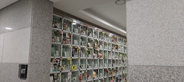 김도현 일병이 있는 국립 서울현충원 617호 봉안실 입구(출처 : 하성환) 맨 윗쪽 왼편에서 여섯 번째 위치에 모셔져 있다.