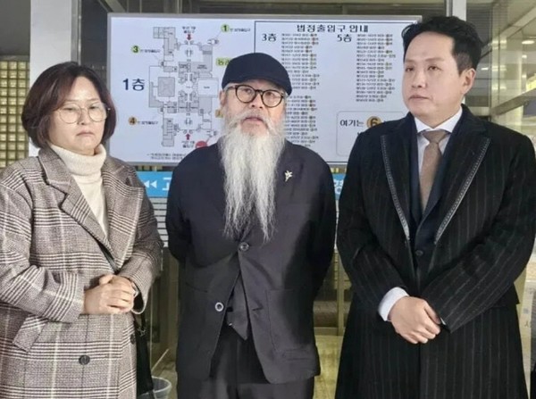 2024년 11월 28일 서울 중앙지방법원 앞에서 기자회견하는 이예람 중사 부모님과 임태훈 군인권센터 소장(출처 : 2025년 7월 3일 한겨레 신문 장현은 기자) 고 이예람 공군 중사가 성폭력 피해자임에도 스스로 목숨을 끊은 사건은 대한민국 군대 문화가 얼마나 폐쇄적이고 상하 위계질서에 갇힌 권위주의 패거리 집단인지 극명하게 보여주었다.