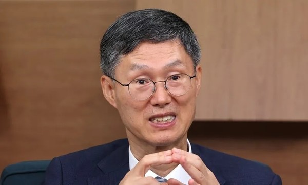 한겨레신문사에서 대담(인터뷰)하는 문형배 전 헌법재판소장 권한대행(2025.11.29.)(사진출처: 한겨레, 2025.12.1. https://www.hani.co.kr/arti/society/society_general/1232082.html)